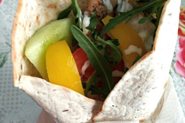 Tortilla z kurczakiem i rukolą
