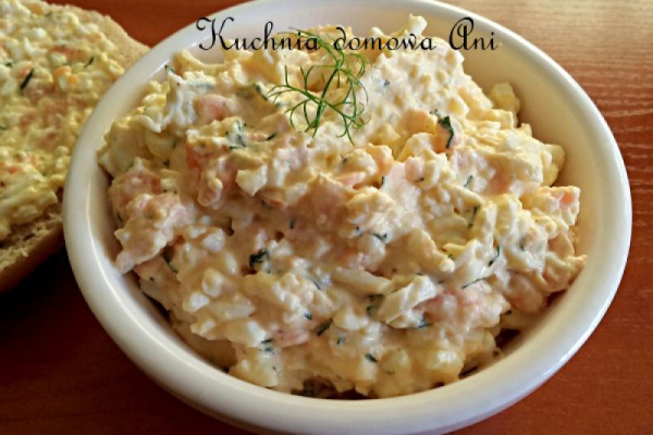 Pasta jajeczna z wędzonym łososiem