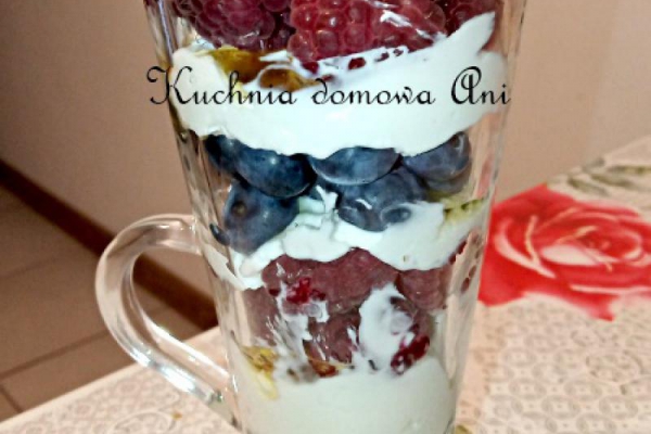 Deserowy skyr z owocami
