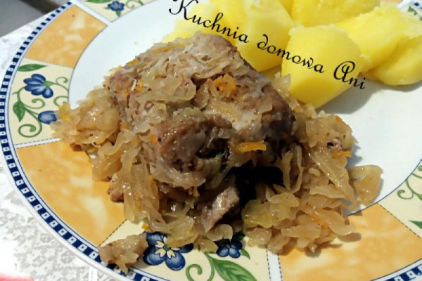 Żeberka duszone w kiszonej kapuście