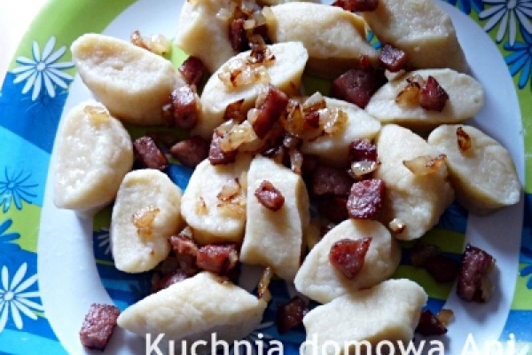 Kopytka z kiełbasą i cebulką