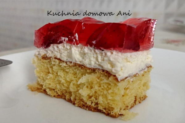 Lekkie ciasto z truskawkami, galaretką i mascarpone
