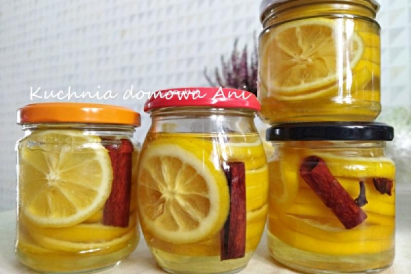 Cytryny w korzennym syropie do herbaty