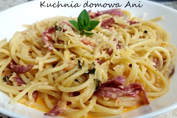 Spaghetti z mascarpone, salami i pomidorami
