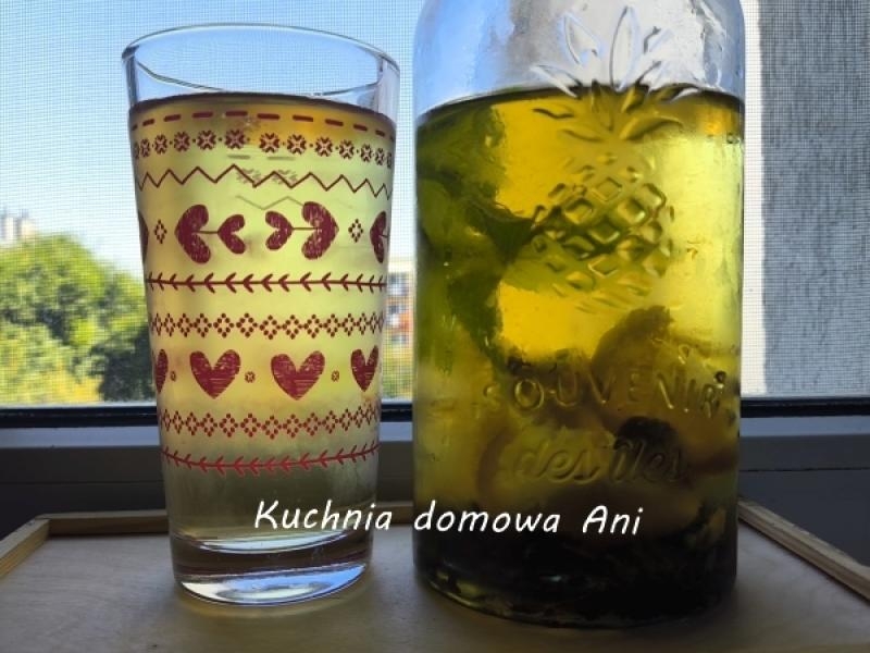 Cold brew tea - mrożona herbata z cytryną i miętą