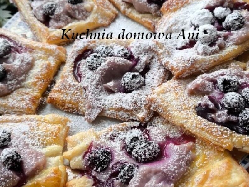 Ciastka francuskie z budyniem i borówkami