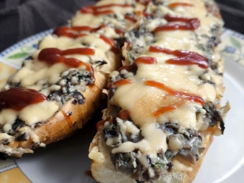 Zapiekanki z pieczarkami, cukinią i serkiem