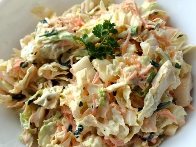 Zimowa surówka z kapusty pekińskiej i marchewki