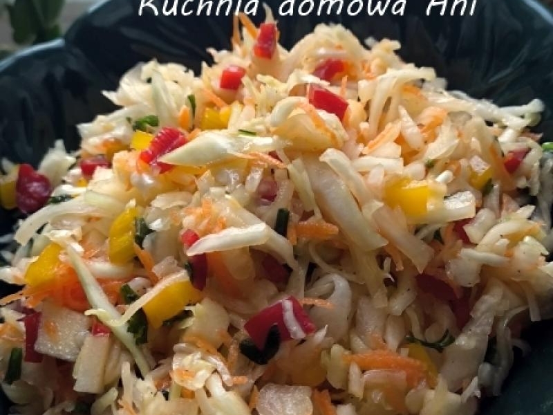 Kolorowa surówka z białej kapusty