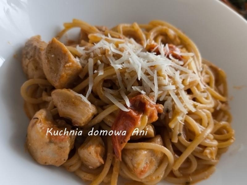 Makaron z kurczakiem i pomidorami