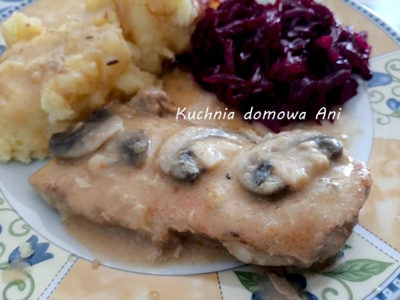 Szynka w sosie z pieczarkami