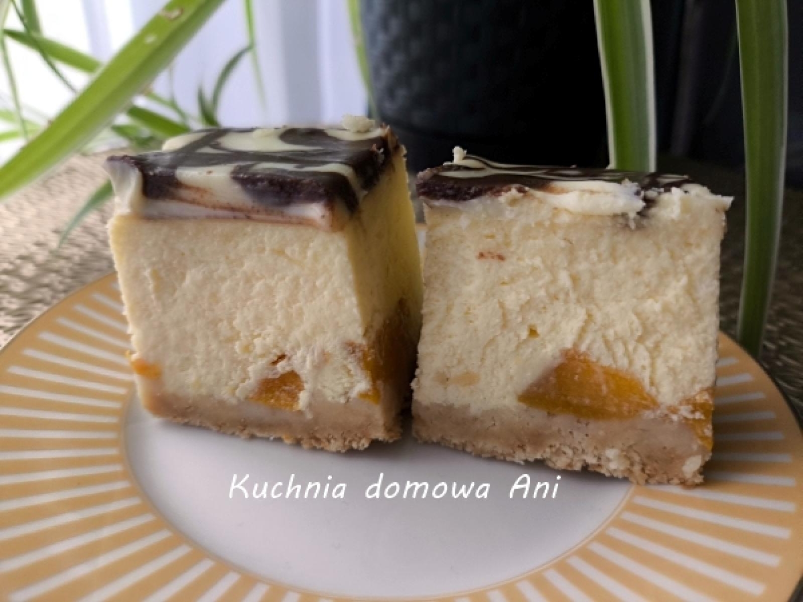 Sernik z białą czekoladą i brzoskwiniami