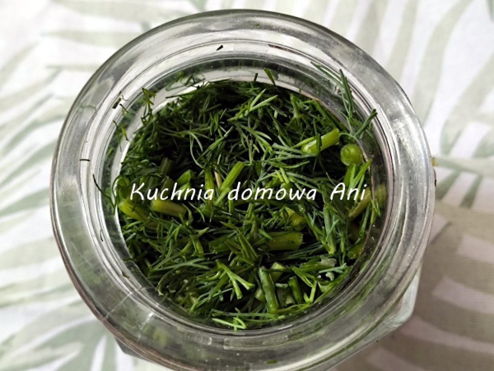 Jak przechowywać świeżą zieleninę w lodówce (koperek / natkę pietruszki / szczypior)