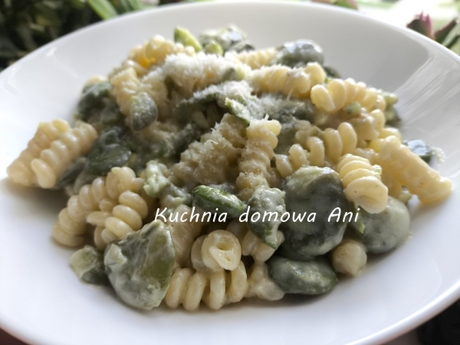 Makaron z bobem w serowym sosie