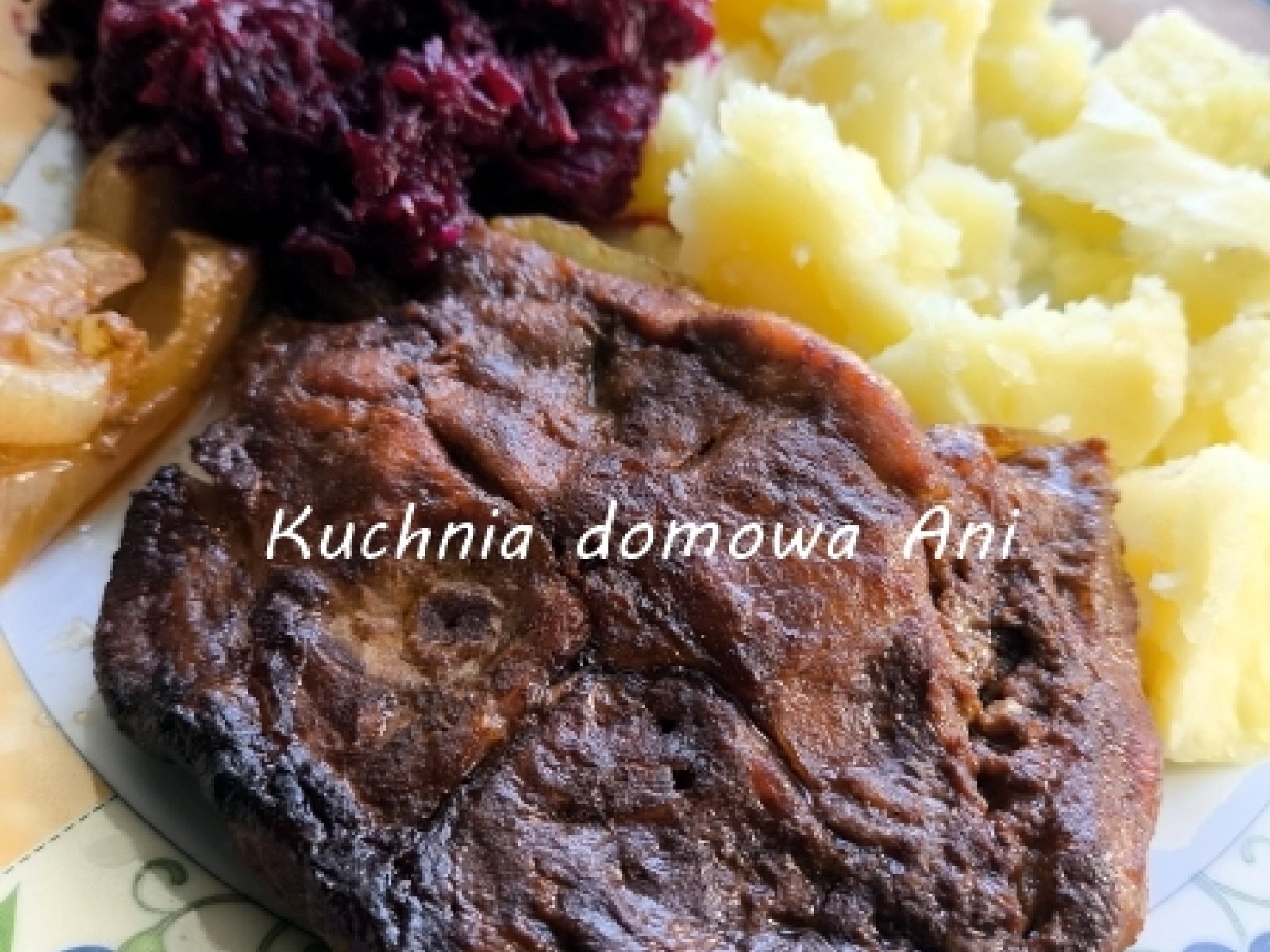 Karkówka pieczona na cebuli