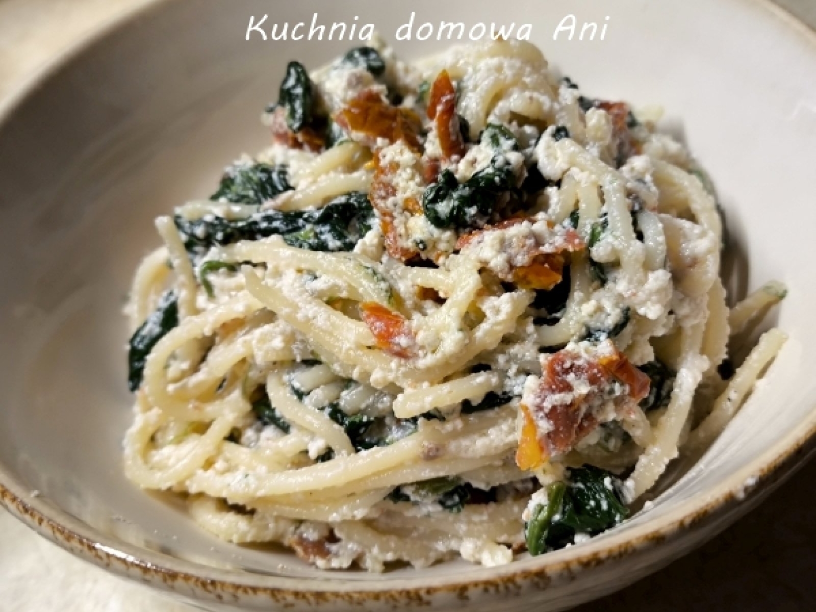 Makaron z ricottą, szpinakiem i suszonymi pomidorami