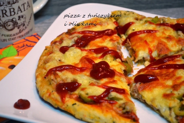 Pizza z tuńczykiem i oliwkami - chrupiąca pyszna pizza 