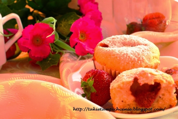 Muffiny waniliowe z truskawkami 