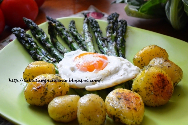 Młode ziemniaczki grillowane szparagi i jajka sadzone pomysł na smaczny obiad