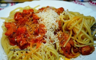 Spaghetti z kiełbasą i sosem Napoli  