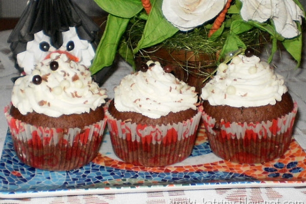 czekoladowe muffinki z bitą śmietaną, nadziewane muffinki :-) 