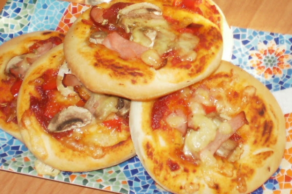Pizzerinki-puszyste i wspaniałe, mini pizze :-) 