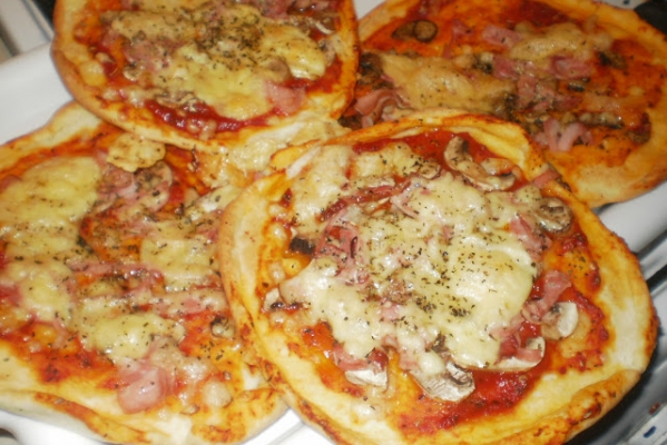 Błyskawiczna pizza, na pysznym cieście z dodatkiem sera białego