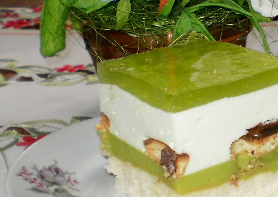 ciasto shrek -z delicjami, śmietankową pianką,galaretką i zielonym budyniem :-)