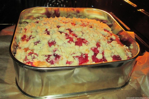 Ciasto maślankowe z truskawkami i kruszonką-szybkie, pulchne i pyszne :)