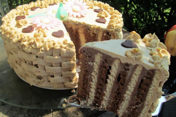 Tort bez pieczenia-herbatnikowy z masą czekoladową i kawową, rozpływa się w ustach