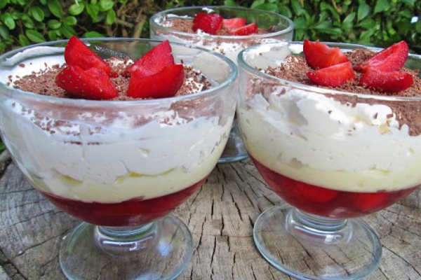 Rewelacyjny deser z truskawkami-3 warstwy (trifle)+FILM