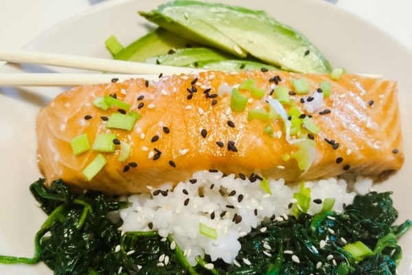 Pieczony łosoś teriyaki z ryżem sushi