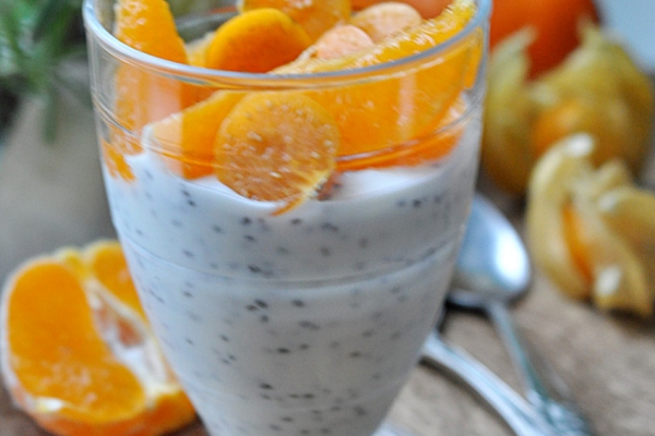Chia Pudding z owocami. Deser z chia z owocami