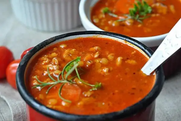 Zupa pomidorowa z soczewicą i mięsem mielonym