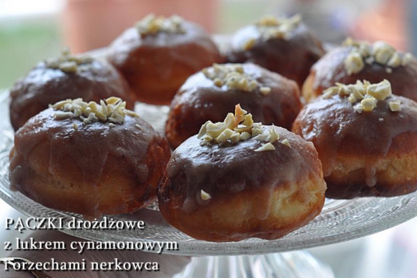 Pączki z lukrem cynamonowym
