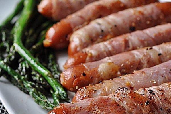 Kiełbasa w boczku z grilla