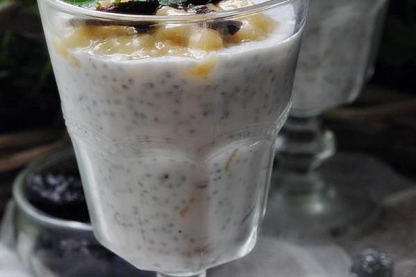 Pudding chia z bananem i suszonymi śliwkami bez cukru