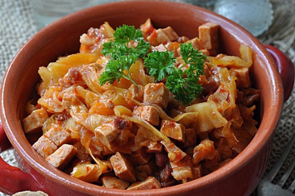 Bigos z młodej kapusty z 4 składników