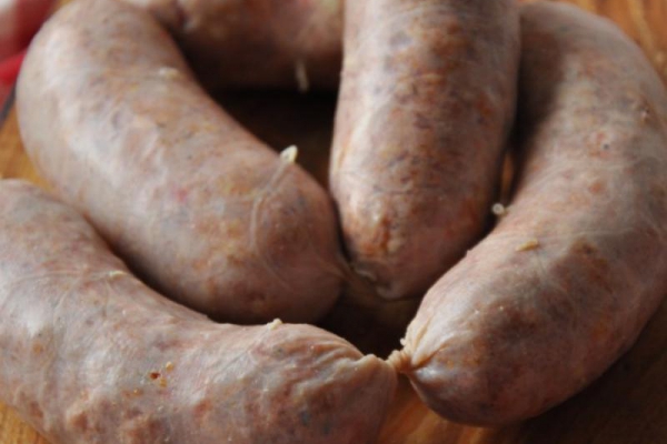 Pikantna domowa kiełbasa