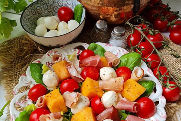 Sałatka z melonem szynką i serem mozzarella