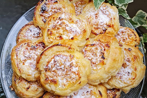 Ciastka francuskie z serem i jabłkami