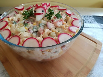 Sałatka z sezonowymi warzywami i tortellini