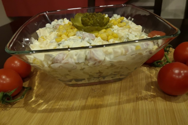 Sałatka imprezowa z kabanosami