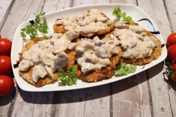 Kotlet schabowy z sosem serowym i pieczarkami