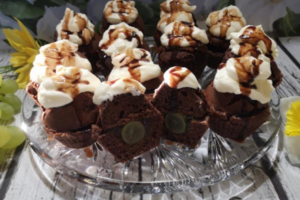 Muffiny czekoladowe z winogronową nutką