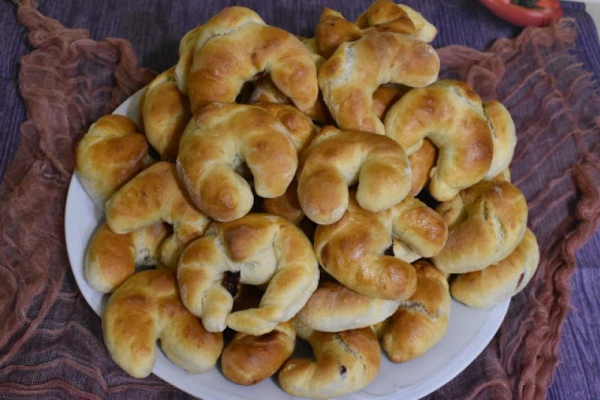 Rogaliki drożdżowe z powidłami
