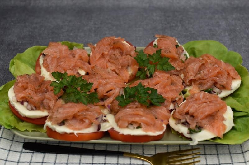 Sałatka Caprese al salmone