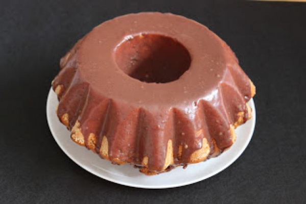 Babka z białek z rodzynkami
