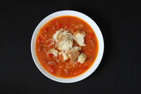 Pikantna zupa z chorizo w stylu hiszpańskim