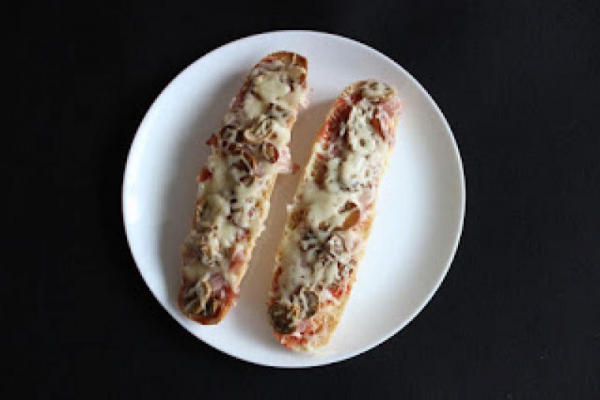 Zapiekanki z szynką i pieczarkami